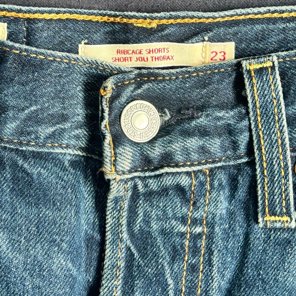 Levi’s Ribcage Shorts - Picture 5 of 6